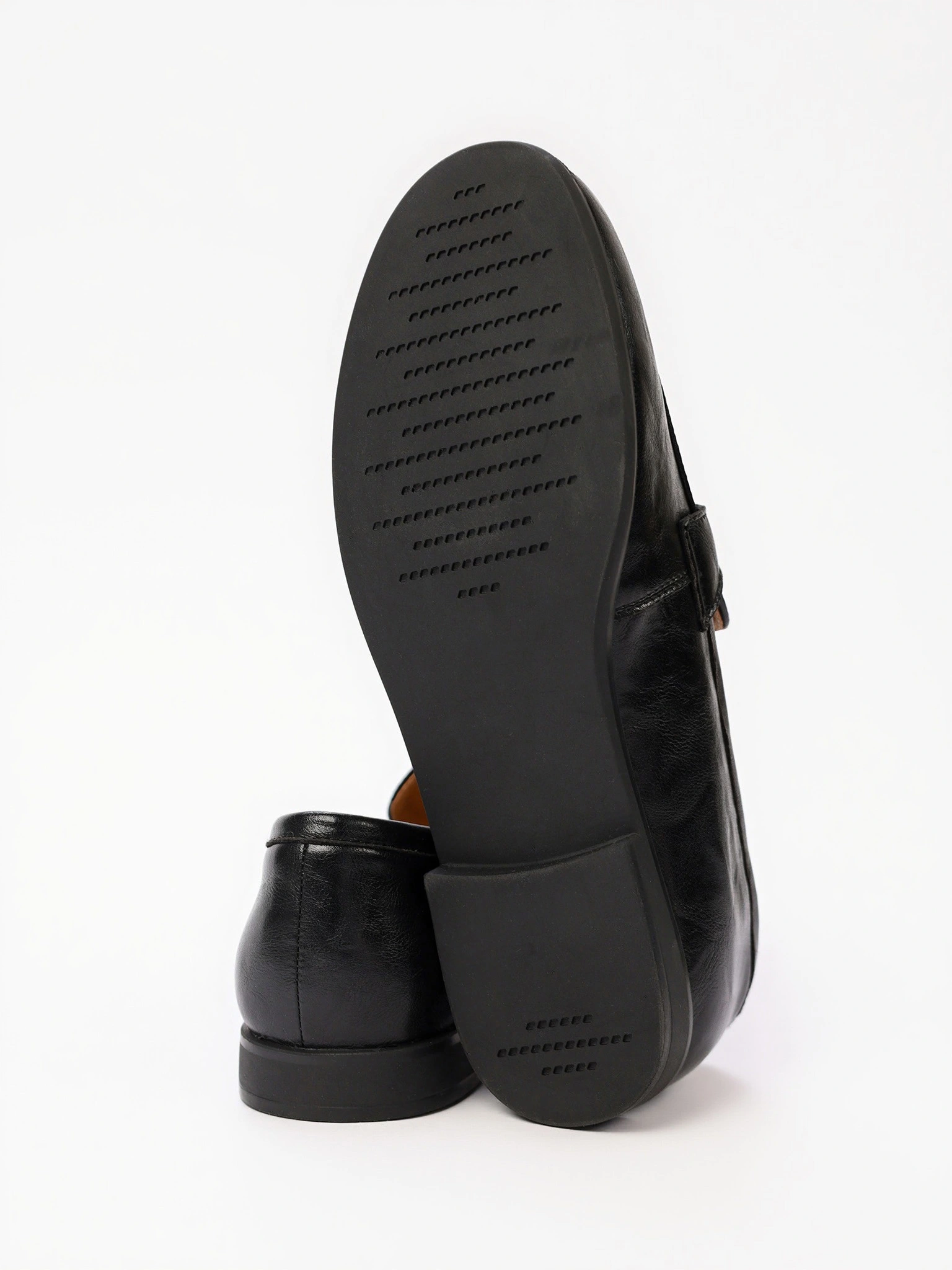 Лоферы черного цвета на венском каблуке